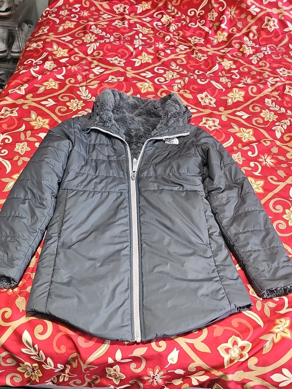 The North Face Girls Reversible Gray Puffer Jacket (E)